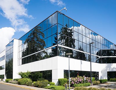 Limpieza de ventanas y cristales en oficinas de Santiago Limpieza de una sala de reuniones en una oficina en Santiago
